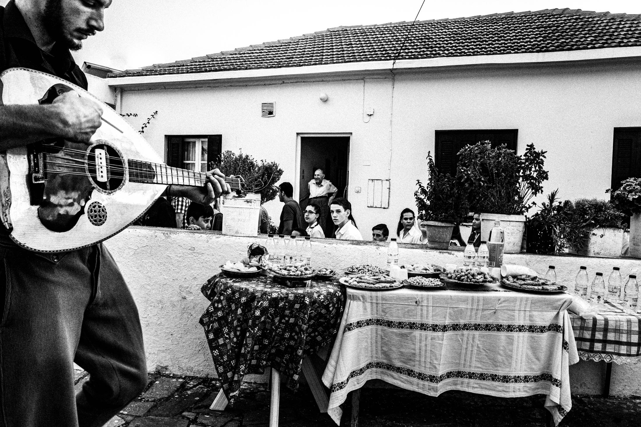 Residents of Spili listening to musicians during the Cantades.