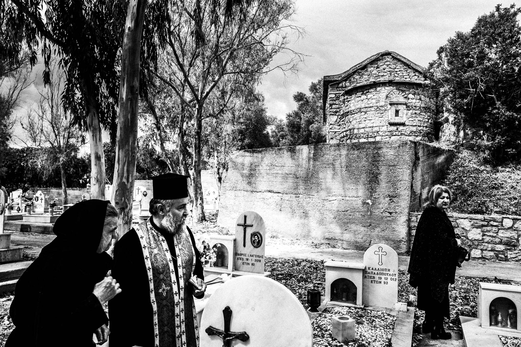 Residents of Pyrgi gathered in the cemetery on Good Friday morning.