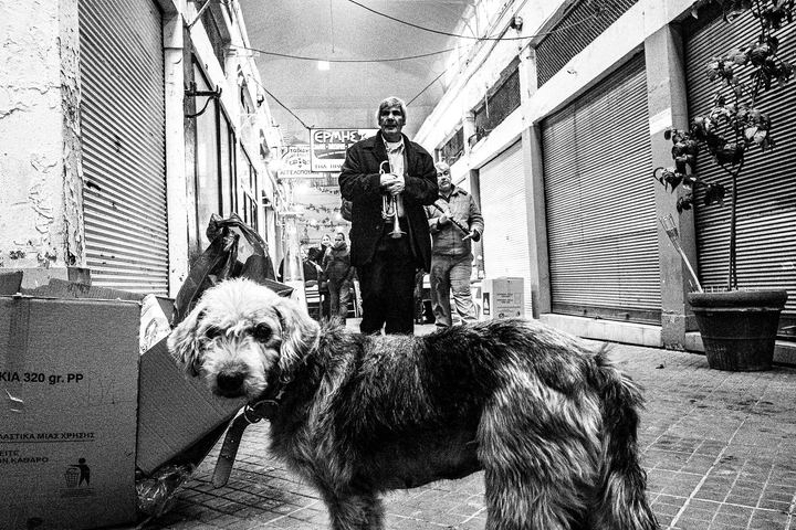 Black and white photograph of people gathered around Kapani Market in Thessaloniki on New Year’s Eve.